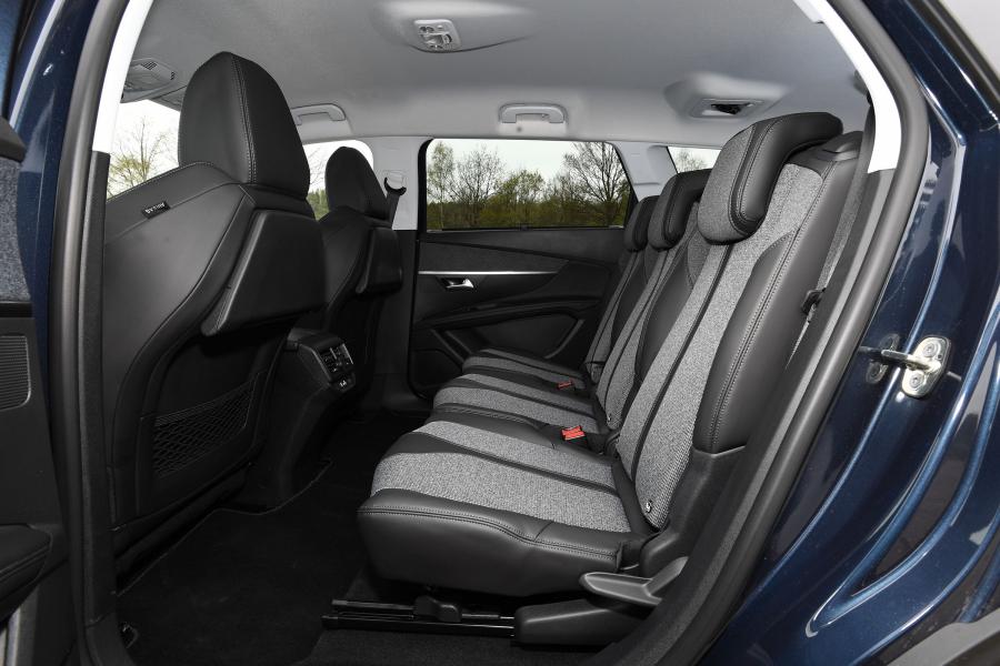 Интерьер Peugeot 5008 2017 года  (UK) (фото 11 из 16)